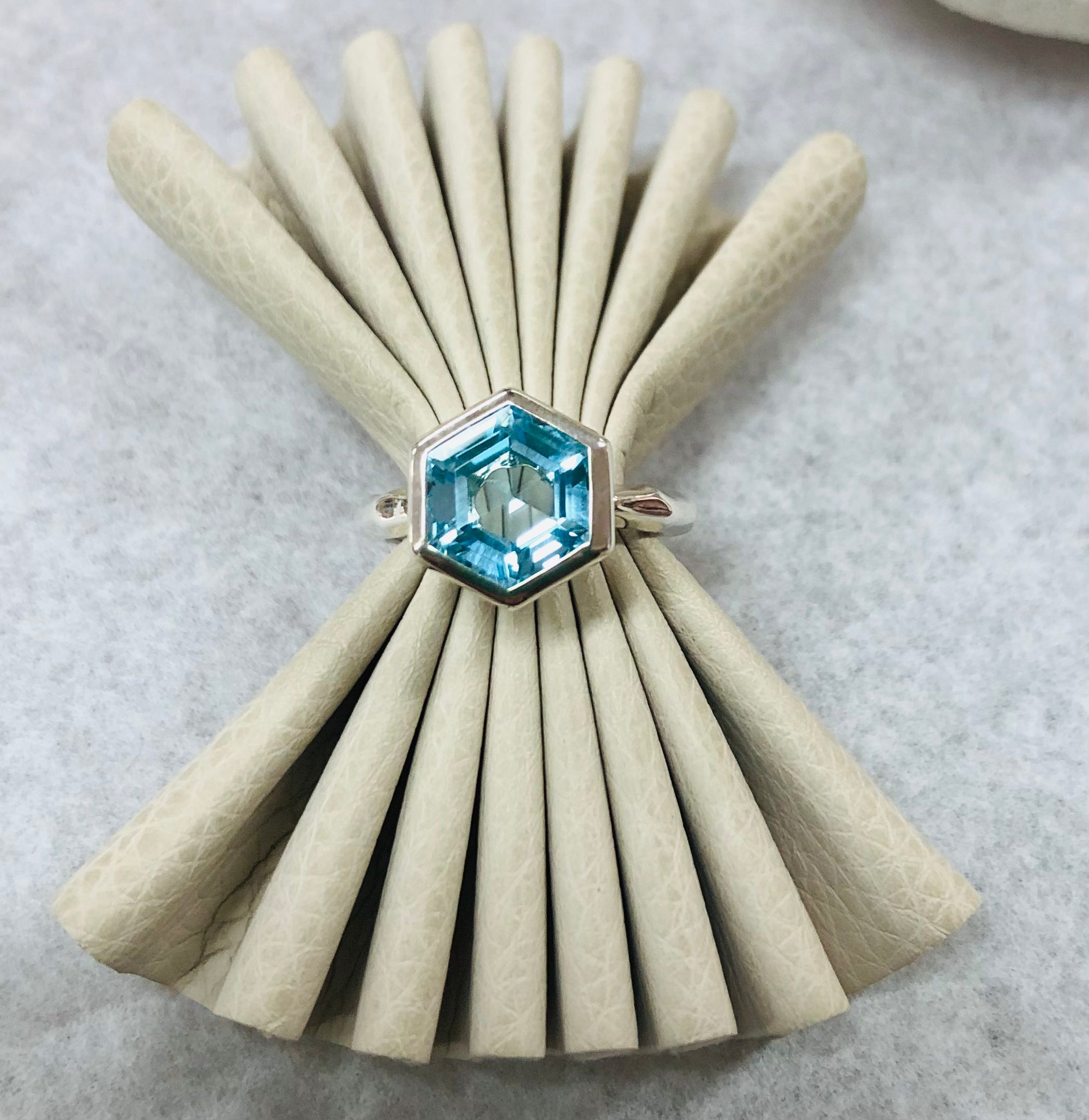 Facetted Band Ring with large Hexagon Stone Ai261H